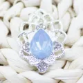 Boton decorativo hueco de estrass cristal gota de aleacion plateada, vista detallada para manualidad. - Azul claro