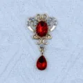 Colgante de aleación de zinc dorado con diamantes de imitación rojos para manualidades - Rojo Brillante