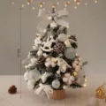 Mini albero di Natale 60cm con cotone pigne fiocco e luci calde per decorazione tavola - Cavaliere Bianco / 60CM