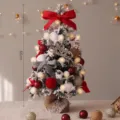 Albero di Natale da 60cm da tavolo con neve, fiocco rosso, palline e luci calde. - Lettera Rossa / 60CM