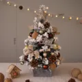 Albero di Natale da tavolo 60 cm con pigne floccatte di neve e luci LED calde per decorazione. - Lettera Caffè / 60CM
