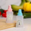 Pequeñas botellas de salsa de plástico con tapas coloridas para uso en lonchera bento - Set de 2 Botellas Salsa de Soja y Ensalada Cuadradas