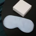 Maschera da notte in seta azzurra con scatola regalo bianca per riposo e viaggio. - Fibbie di regolazione coordinate blu chiaro