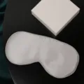 Maschera per dormire in seta argentata per viaggi e casa, copertura ombreggiante liscia e delicata. - Fibbie di regolazione coordinate grigio argento