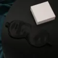 Masque de sommeil en pure soie de mûrier avec bande élastique, confortable pour les voyages. - Noir