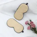 Masque de sommeil en pure soie unie beige avec bordure noire pour un repos nocturne confortable. - Champagne