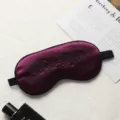 Máscara de dormir de seda morada con banda elástica negra y elegante bordado Good Night. - Púrpura profundo