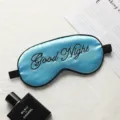 Antifaz de dormir de seda azul con bordado Good Night, máscara de ojos cómoda para viaje. - Azul cielo
