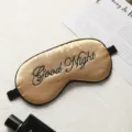 Máscara de dormir de seda dorada con texto bordado y correa ajustable para viajes. - Champán dorado