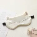 Antifaz para dormir de gato en seda blanca con pestañas bordadas y banda elástica suave. - Albaricoque