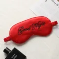 Mascarilla de dormir de seda roja con bordado, antifaz transpirable para viaje y descanso. - Hebilla ajustable rojo brillante