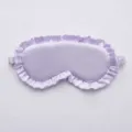 Mascherina per dormire in morbido raso viola chiaro con bordi volant ed elastico confortevole. - Viola chiaro