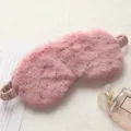 Morbida maschera per dormire in peluche rosa con fascia elastica per sonno profondo. - Viola Taro