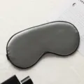 Masque de sommeil uni gris foncé en imitation soie avec bordure noire et élastique. - Gris Affaires