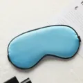 Masque de sommeil en soie bleu clair unicolore respirant pour un repos parfait - Bleu ciel