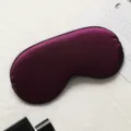 Masque de sommeil en soie violette foncee, occultation douce pour un repos confortable. - Violet foncé