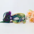 Exquisite Maskerade Maske mit Pfauenfedern, Glitzer und Strasssteinen fuer Party. - Bemalte flache Maske mit Rand & Federn