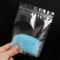 Transparante hersluitbare plastic zakjes gevuld met blauwe kralen voor handwerk. - 14x20cm 16 Mil 10 Stuks