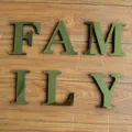 Adesivo murale con lettere FAMILY in acrilico specchiato dorato per decorazione casa. - FAMILY oro