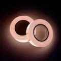 Detailgezicht in close-up van rollen lichtgevende tape voor veiligheidswaarschuwingen en uitgangen. - 3cmx3m / Kleine kern - roze gloed