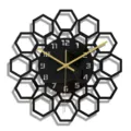 Vue détaillée de l'horloge murale en acrylique noir avec motif en nid d'abeille et aiguilles - CC316 / Noir