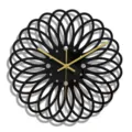 Gros plan sur l'horloge murale moderne en acrylique noir au motif floral géométrique et aiguilles. - CC317 / Noir