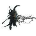 Schwarze Spitzen-Maskerade-Maske mit Pfauenfedern, Strasssteinen und Metallkette. - Einäugige Pfauenfeder Maske / Schwarz