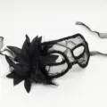 Masque de fete en dentelle noire avec grande fleur en tissu plume ruban pour Halloween - Masque à Fleur Latérale - Noir