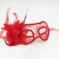 Masque en dentelle rouge avec fleur et plume latérales, accessoire de fête costumée. - Masque à Fleur Latérale - Rouge