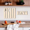 Ensemble d'art mural de cuisine en bois avec couverts et panneau EAT épaisseur 5 mm. - Modèle MZ183A : Grain de bois d'érable