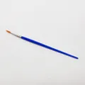 Feiner Pinsel mit blauem Griff und orangefarbenen Borsten ideal für Acrylmalerei und DIY Basteln. - Schlepperpinsel