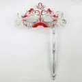 Máscara de carnaval roja y plata medio rostro con bastón y diamantes de imitación - Cola de fénix de mano - plata y rojo