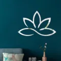 Detailaufnahme des 3D Acryl Lotus Blumen Spiegel Wandaufklebers an einer dunklen Wand. - 2 mm Dicke - S / JM1092 - Silber
