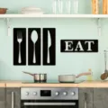 Ensemble de décoration murale de cuisine en bois avec couverts fourchette cuillère couteau EAT. - Modèle MZ183C : Grain de bois noir