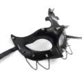 Schwarze Punk Gothic Maskerade Halbgesichtsmaske mit Metallspitzen und Ketten für Party. - Pfeil-Punk-Maske in Schwarz