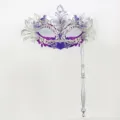 Elegante maschera da carnevale in metallo viola e argento con strass per feste. - Maschera a mano coda di fenice - Argento e viola