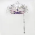 Elegante maschera di carnevale con manico, design metà viso viola e argento per feste. - Maschera a coda di fenice portatile - Argento e viola modello A