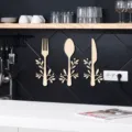 Détail de décoration murale de cuisine en bois avec fourchette cuillère couteau et feuilles. - MZ186A : grain de bois d'érable