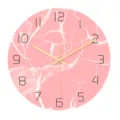 Rosa Marmor Wanduhr mit modernen schwarzen Zahlen und goldenen Zeigern fuer Wohnzimmer. - Rosa Marmor (CC015)