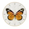 Vista dettagliata dell'orologio da parete rotondo decorativo con cornice dorata e farfalla. - CC013