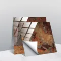Detailaufnahme des Kristall-Fliesenaufklebers mit realistischer roter Rost-Stein Textur. - TS245