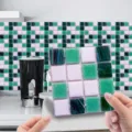 Gros plan sur le detail d'autocollant de carrelage mosaique 3D, decor mural adhesif vert. - MSC083