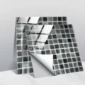 Détail en gros plan d'un autocollant de carrelage en mosaïque noir et gris, film PVC brillant adhésif. - CRT009 / 15x15cm: 10 Pièces