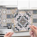 Dettaglio in primo piano dell'adesivo per piastrelle mandala per decorazione cucina. - ET182