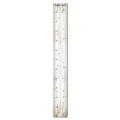 Primer plano del gráfico de altura de madera, textura de grano rústico con escalas claras. - MZ681 Estilo B / Blanco
