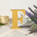 Houten acryl spiegel 3D letter F detailweergave, stijlvolle decoratieve muursticker. - Letter F / Goud