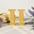 Gele houten acryl 3D letter H woondecoratie detailopname, moderne stijlvolle kamer. - Letter H / Goud
