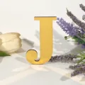 Gedetailleerd overzicht van de gele acryl houten 3D letter J ideaal voor woondecoratie. - Letter J / Goud