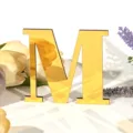 Gouden acryl spiegel letter M detail, stijlvolle 3D alfabet decoratie voor thuis en muur. - Letter M / Goud