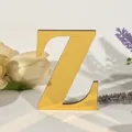 Gedetailleerd overzicht van acryl spiegel letter Z voor interieurdecoratie met bloemen. - Letter Z / Goud